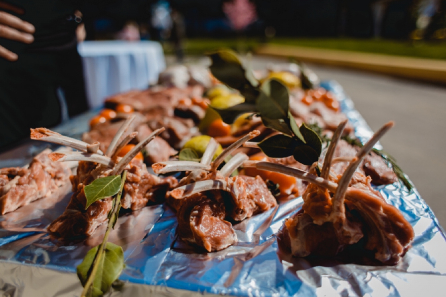 Гирлянда Home Catering Если хочется козырнуть перед гостями не только едой, но и экологичностью ее происхождения, то вам — в службу кейтеринга