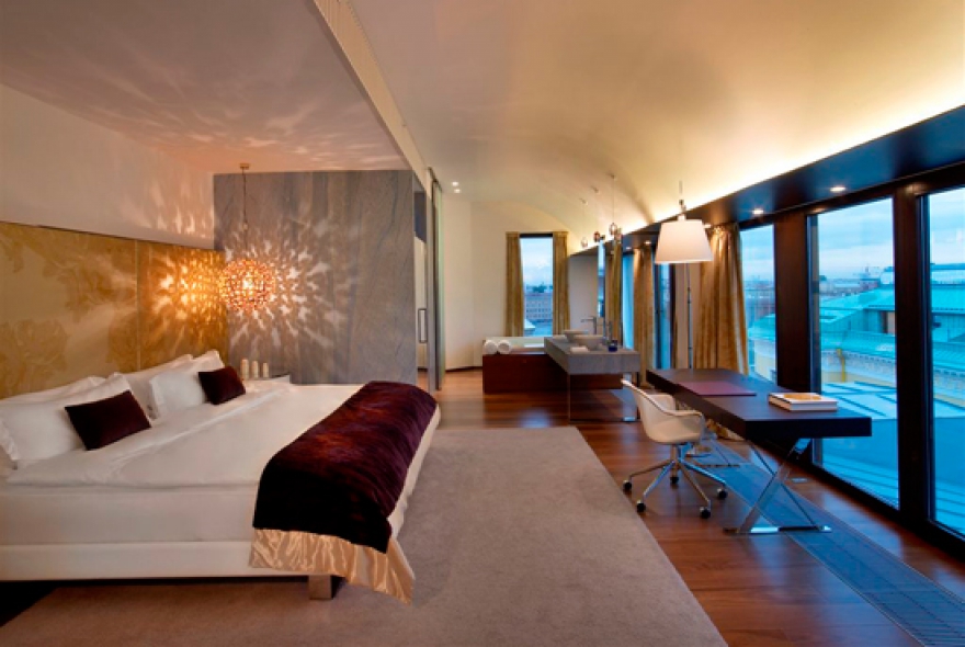 W Номера с говорящими названиями Fabulous и Wow видели не одну громкую вечеринку — как по поводу свадьбы, так и мальчишника. Для пар в знаменитом