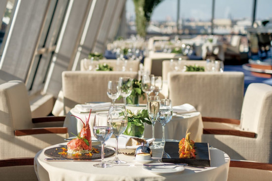 Kempinski, Moika 22 Отель на Дворцовой площади хорош не только для того, чтобы провести в люксах с видом на Эрмитаж первые дни медового месяца, но и