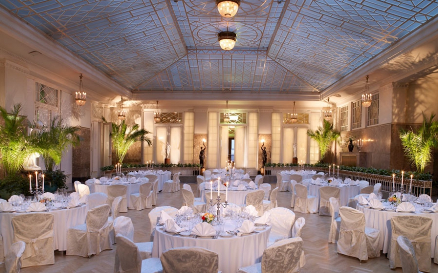 «Астория» Пятизвездочная гостиница, открытая в 1912 году, принимала у себя великосветские приемы Сергей Дягилев для меценатов и знаменитых балерин и