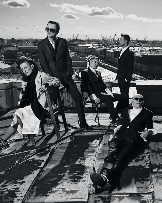 На Мими: платье Azzedine Alaia; на Константине Колешонке: костюм Acne, сорочка VanLaack; на Михаиле Попове: костюм Lanvin, сорочка Van Laack; на