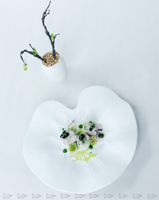 Ролл из корня сельдерея с севиче из маринованной корюшки, лук-севок и укроп в темпуре с молодой мятой из ресторана «КоКоКо»