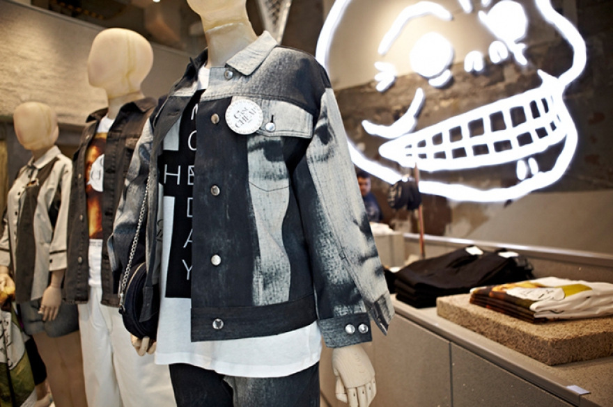 CODE7Outlet Аутлет Code7 закрылся в «Румбе», зато переехал в центр. Теперь он функционирует в Лофт-проекте «Этажи» с тем же ассортиментом