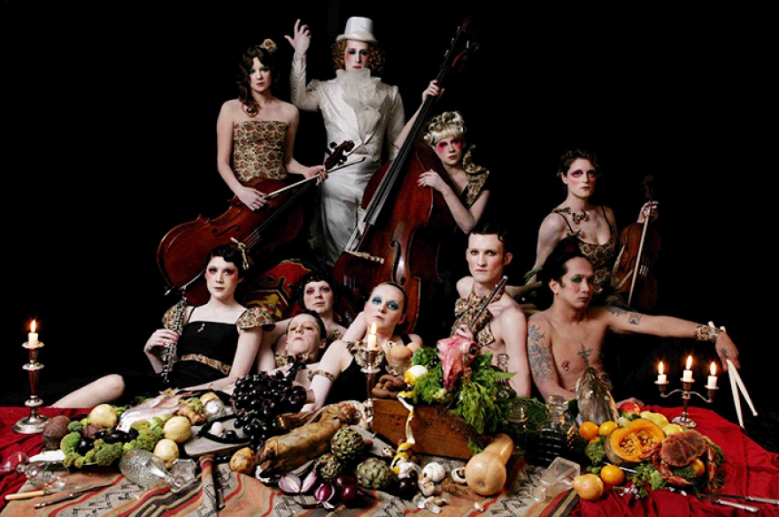 The Irrepressibles Самые главные и самые недооцененные публикой гости — английский оркестр из десяти человек. Симфонические рокеры, анархисты с