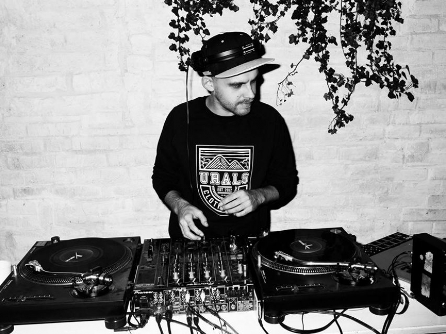 Пятница, 3 июля Dj Holkin из Екатеринбурга играл даже в филармонии, но в Казани он выступит в более привычной среде, в баре «Соль». Первые сеты Егора