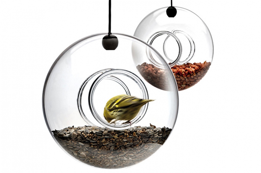 кормушка EVA SOLO Среди птиц наверняка найдутся поклонники футуризма вроде Антонио Сант-Элиа, которые с радостью покинут тетрапаковский пакет из-под