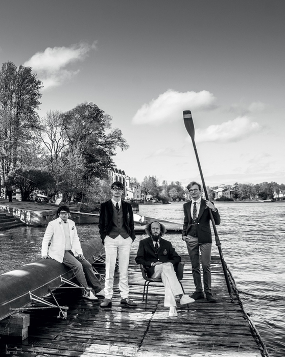 На Павле Кунявском: пиджак Сorneliani (Bosco di Ciliegi), джемпер Gucci, сорочка Van Laack, галстук Ralph Lauren, бутоньерка Lanvin, очки Сhrome