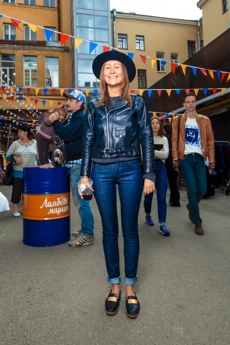 Полина в джинсах Acne и туфлях Balenciaga