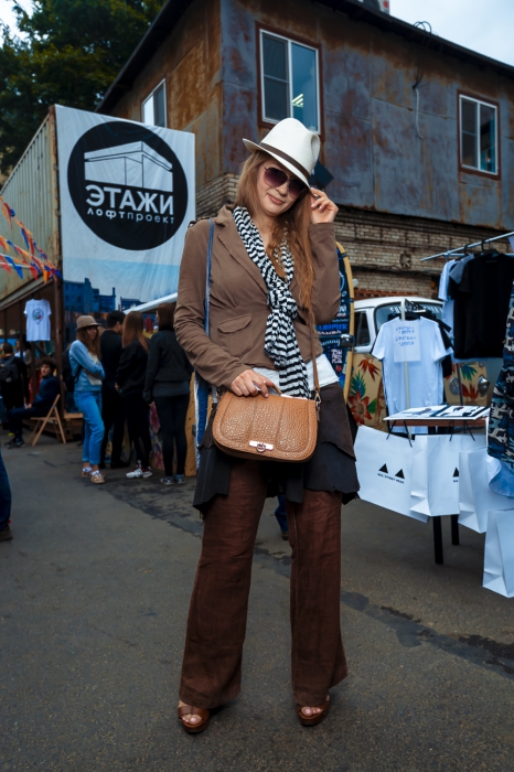 Ольга в шляпе Bugatti и с сумкой DKNY