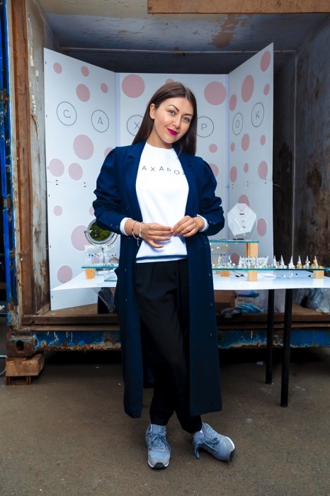 Светлана Ефремова в винтажном плаще, брюках Uterque и кроссовках New Balance