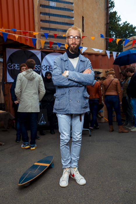 Артем Брюхов в футболке и пиджаке «Руки-ножницы»