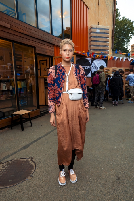 Катя в платье H&M и с поясной сумкой Asya Malbershtein