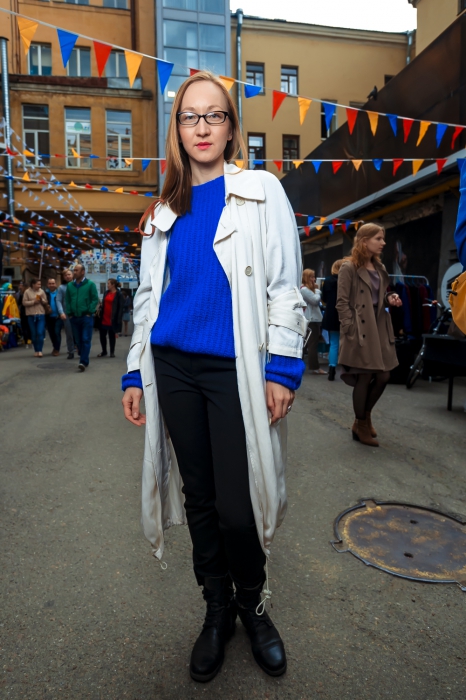 Альбина в плаще Acne, свитере Zara, брюках Balenciaga