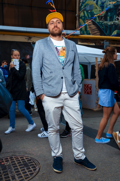 Максим Поляков в штаны Pull&bear, пиджаке Zara