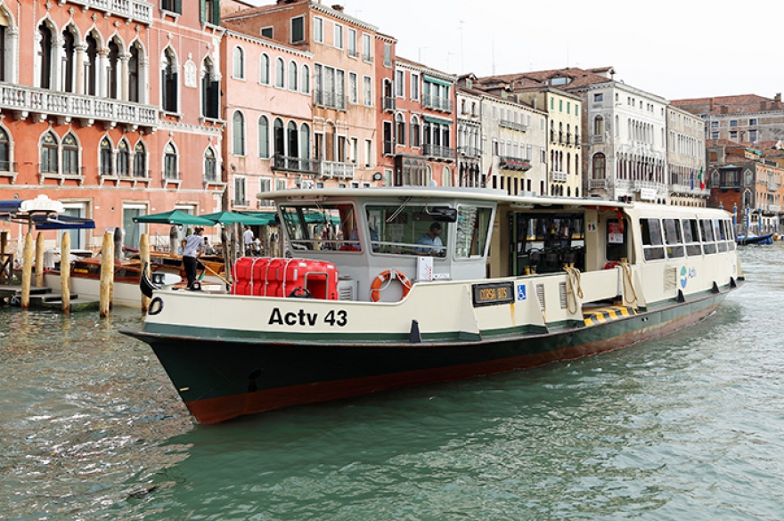 Вапоретто, Венеция Маршрутов: более 20-ти Стоимость: около 500 рублей Интервал движения: 10-15 минут Начнем с того, что у водного транспорта есть