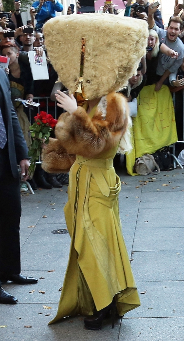 Леди Гага в парике Шарли