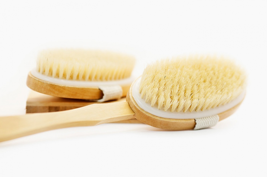 Для улучшения вывода токсинов рекомендуется каждое утро перед душем проводить массаж тела сухой щеткой или специальной варежкой для эксфолиации. После