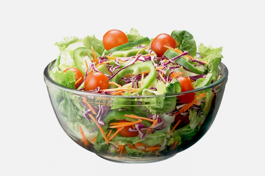 12.30. Обед Сделайте большой салат, смешав латук, редиску, морковь, свеклу, помидоры, лук, шпинат, рукколу, авокадо, перец, капусту, зеленую фасоль