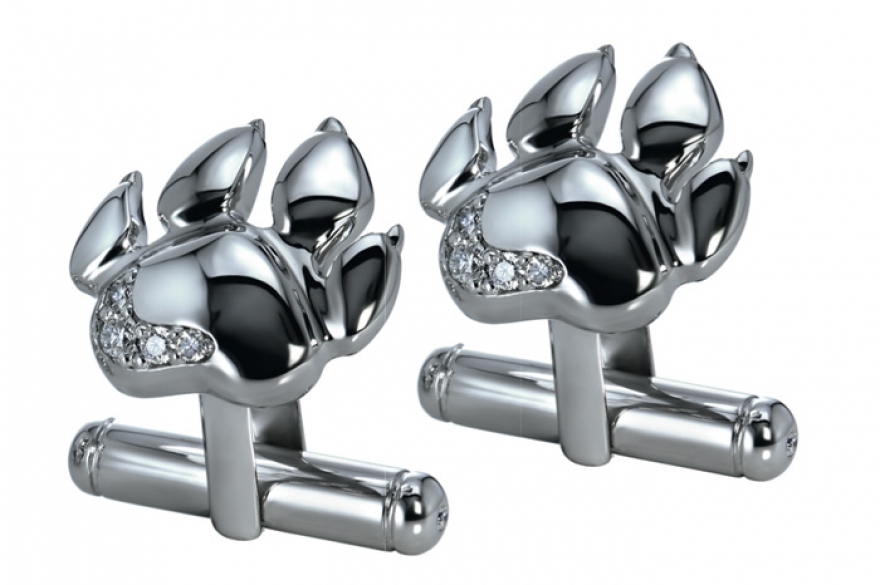 «Смоленские бриллианты» Мужские запонки из белого золота держат манжеты мягкими лапами геральдического льва. Общий вес камней на них — примерно
