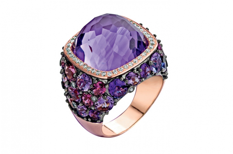 Doha, Tirisi Jewelry Золотой перстень щедро умощен аметистами и обернут бриллиантовой лентой. Пусть придумали его в Голландии, а отлили в Италии