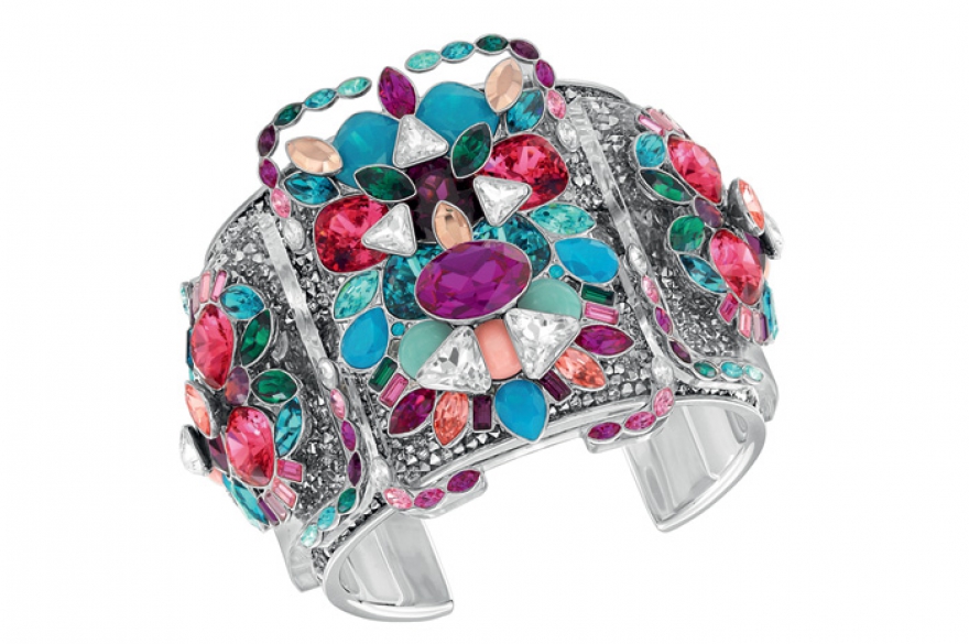 Celeste, Swarovski Разноцветье кристаллов, закрепленных в слоях прозрачного плексигласа, делает этот крупный браслет легкомысленным и легковесным.