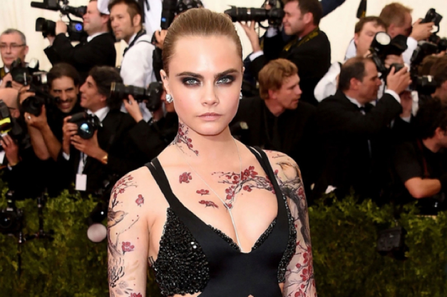 Кара Делевинь на балу Met Gala 2015