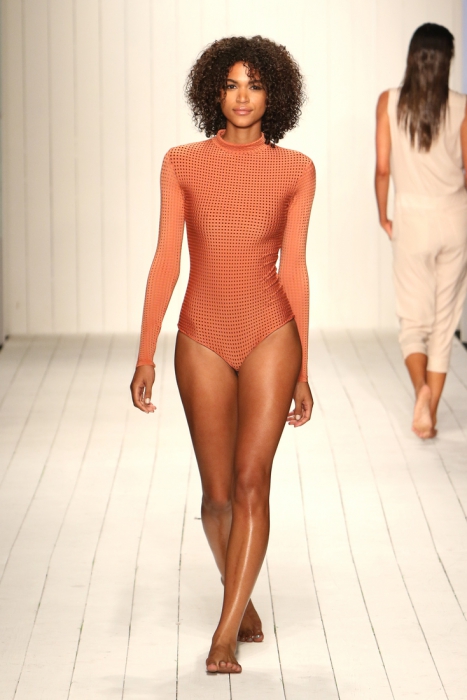 Модель в купальнике из коллекции Acacia