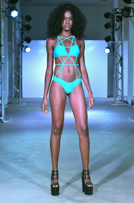 Модель в купальнике из коллекции Chromat