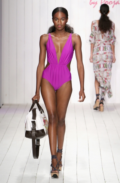 Особенность такого купальника заключается в том, что легким движением руки ( всего-то надо надеть шелковую юбку или атласные шорты) он превращается в