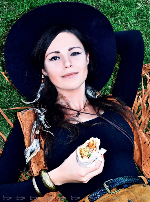 Стилист Юля Журавлева с шавермой из Falafel King на Дворцовой площади