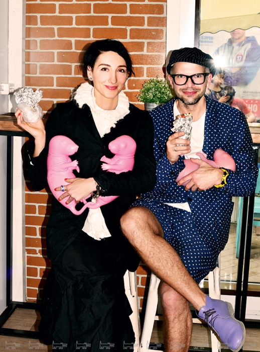 Художник и скульптор Наталья Пивко и Денис Прасолов в павильоне кафе "Кулек"