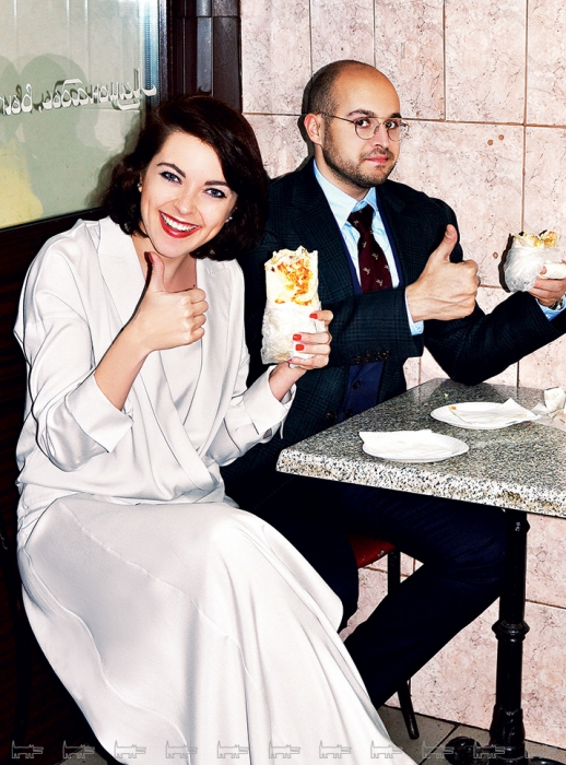 Предприниматель Дмитрий Гуревич и пиар-специалист Александра Парамонова в ларьке с шавермой