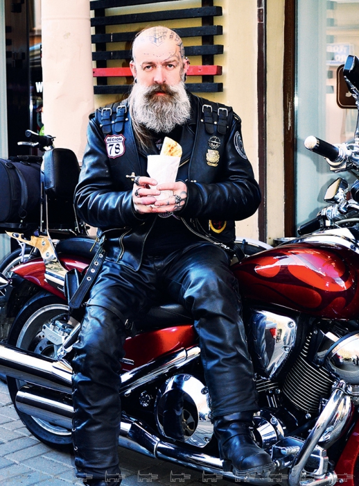 Капитан 3-го ранга и байкер Вадим Суменков у кафе Pita's