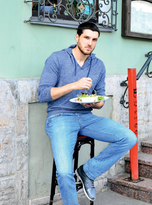 Баскетболист команды «Зенит»Андрей Кощеев возле ресторана Entree