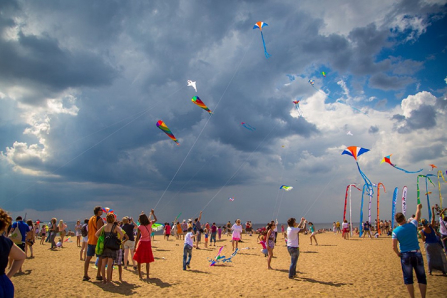 Фестиваль «Летать легко» Горожан бесплатно научат профессионально мастерить и запускать воздушных змеев. В небо поднимутся сотни бумажных космических