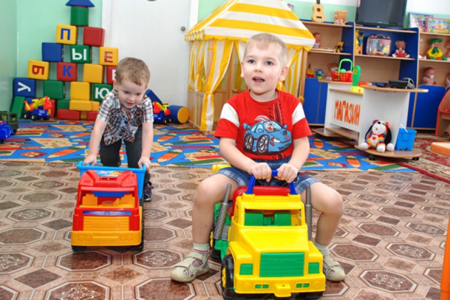 Многие участники «ВКонтакте» задают вопросы, касающиеся детей. Например, об обязательной абонентской плате за детский сад: «Почему только в республике