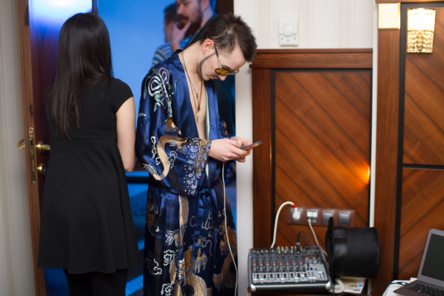 В съемках принимали участие коллеги музыкантов. Ильшат Рахимбай, клипмейкер и кинорежиссер: «По сюжету все проходит у меня в апартаментах. Все мое