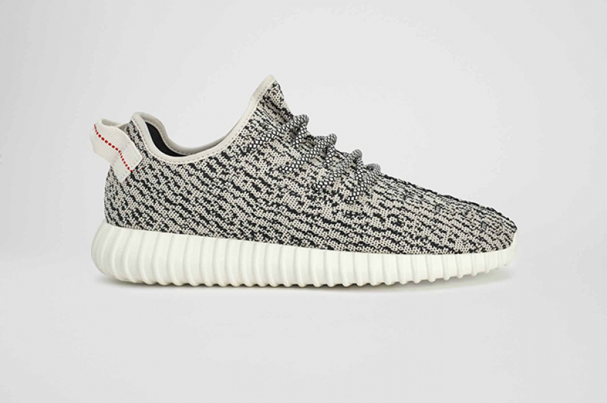 2015 год, Yeezy Boost 750 и 350 Первая пара Уэста для Adidas Originals выполнена из замши, с перфорацией на мыске и потайной застежкой, а вторая — из