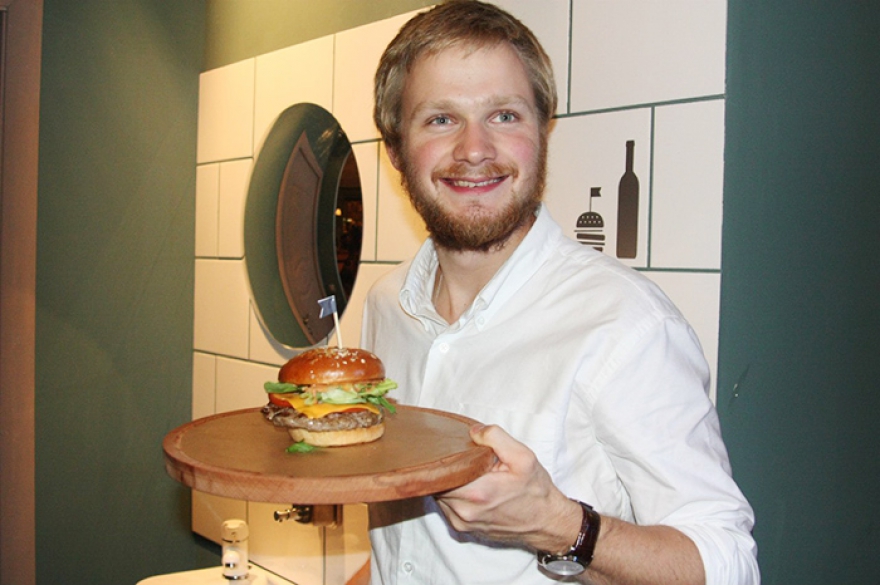 В ресторан "Бюро. Бургеры и бар"