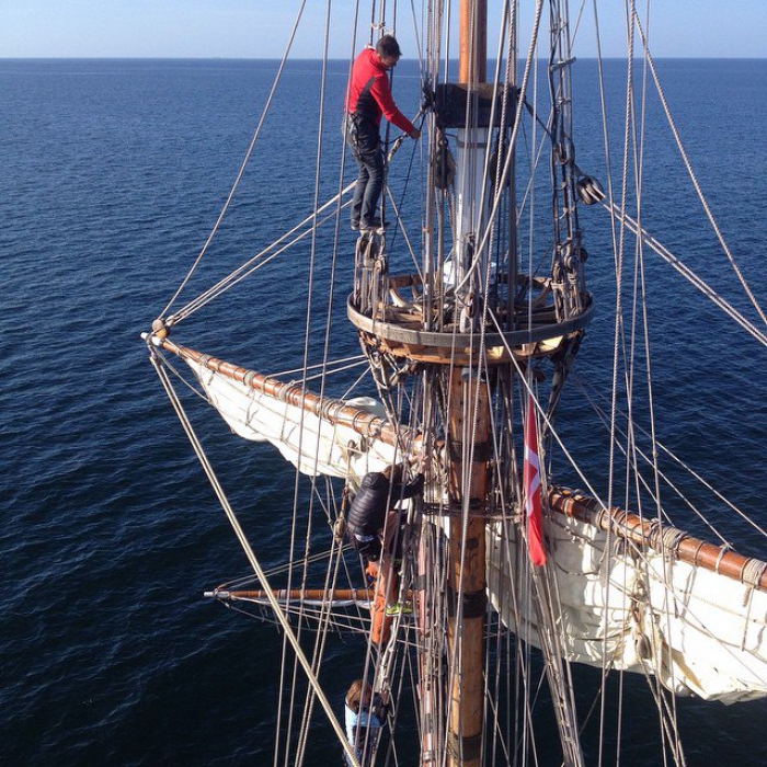 1. Всё, что вы делаете на земле, например, кутаетесь в плед, на море приобретает особое значение. Все дело в обозримом просторе.