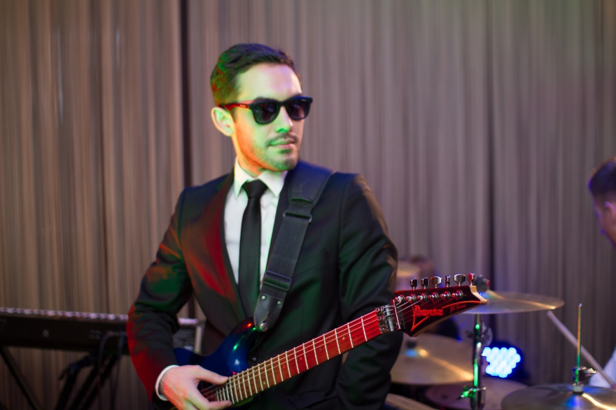 Гитарист Ринат Рысьмятов.