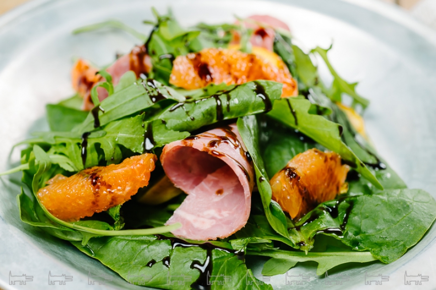 Салат с ветчиной и персиками