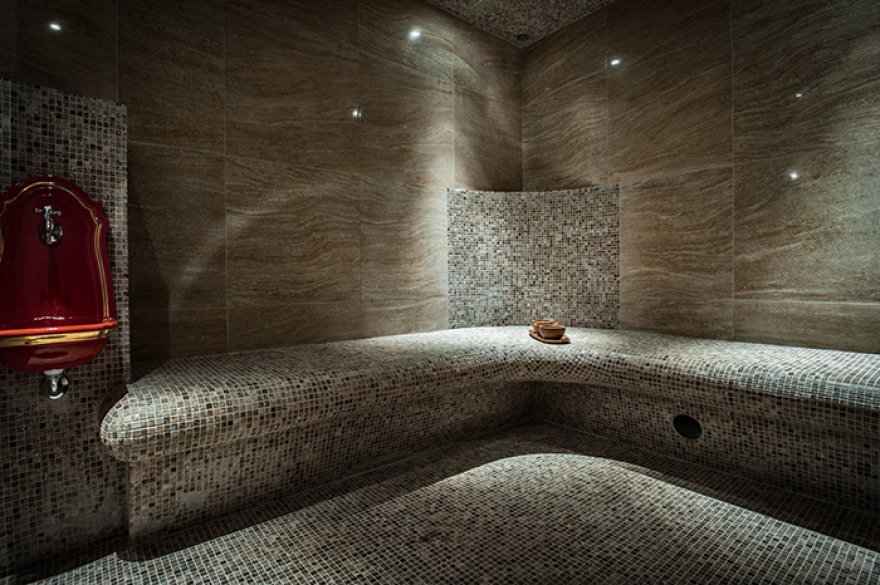 Прямо в термальную кабину по гибкой трубке из технического помещения подается еще и мыльная пена для массажа