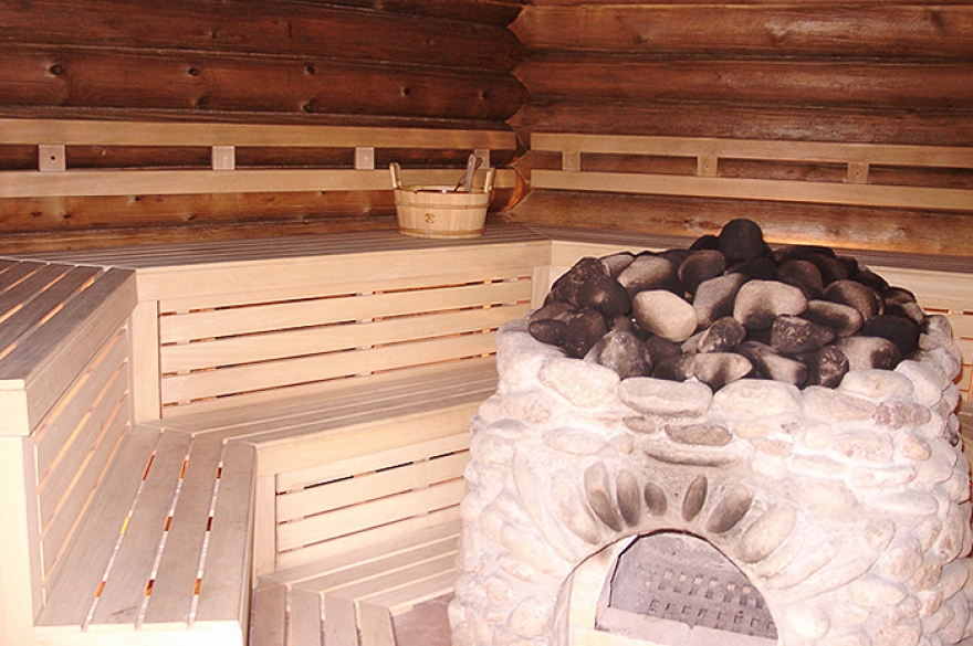 Баню по-черному протапливают только один раз в день — жар в ней держится до четырех часов