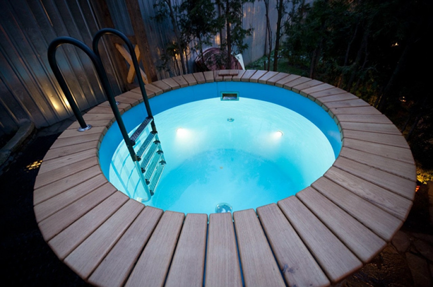 Аутентичные Макаровские бани в большом бревенчатом комплексе около Суздальских озер в Коломягах могут похвастать парными всех оттенков, редким в нашем