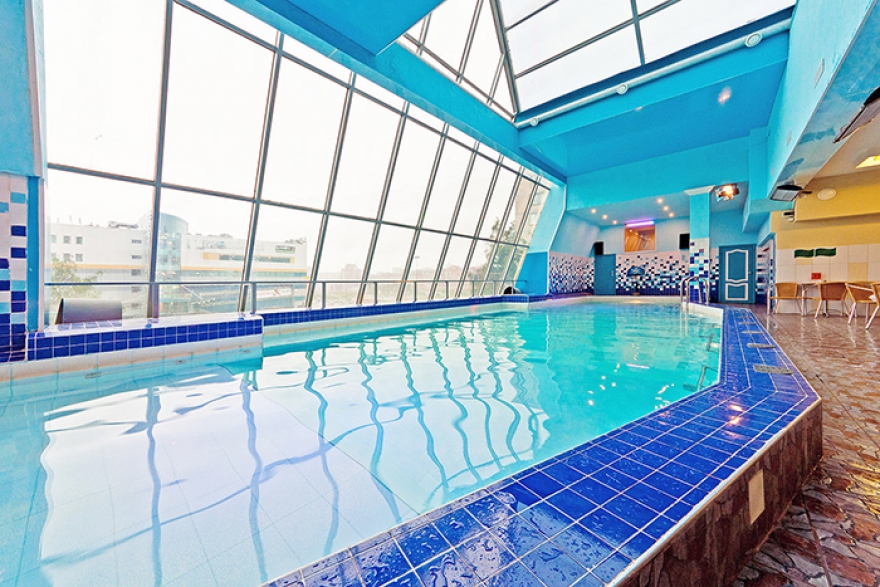 Видовые Комендантские бани с панорамным бассейном на третьем этаже вряд ли могут считаться конкурентом сингапурскому отелю Marina Bay Sands, где кроля