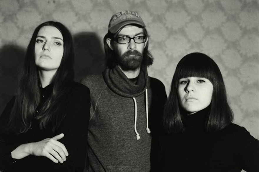 Группа возникла в 2009 году. Переехавшие из Красноярска Женя и Юлия записывали трогательные видеоролики на песни с абсурдистскими текстами. С приходом