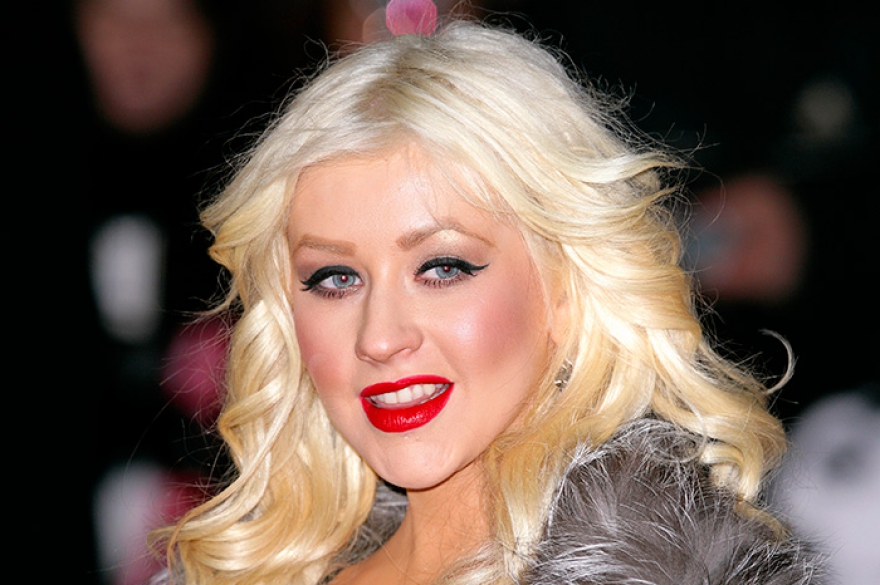 Довольно странно изогнутая бровь Кристины Агилеры стала бросаться в глаза из-за пятна хайлайтера, которое она почему-то поставила не под уголок брови