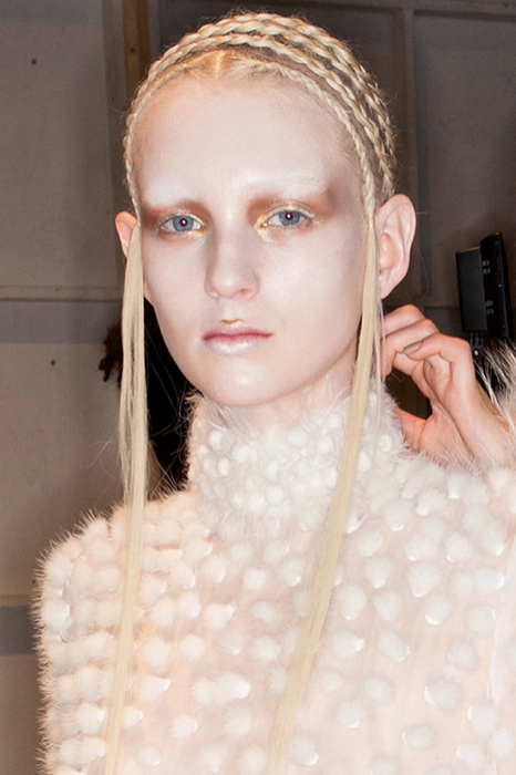 Бэкстейдж шоу Alexander McQueen, весна-лето 2015