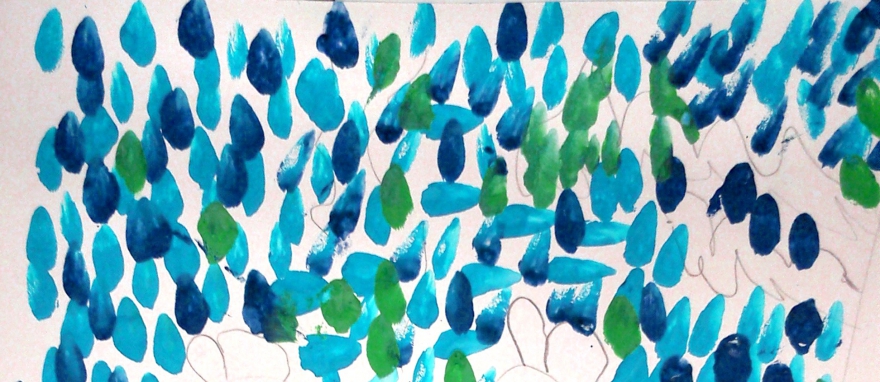 Принты платьев и блузок разработаны на основе рисунков детей с особенностями развития